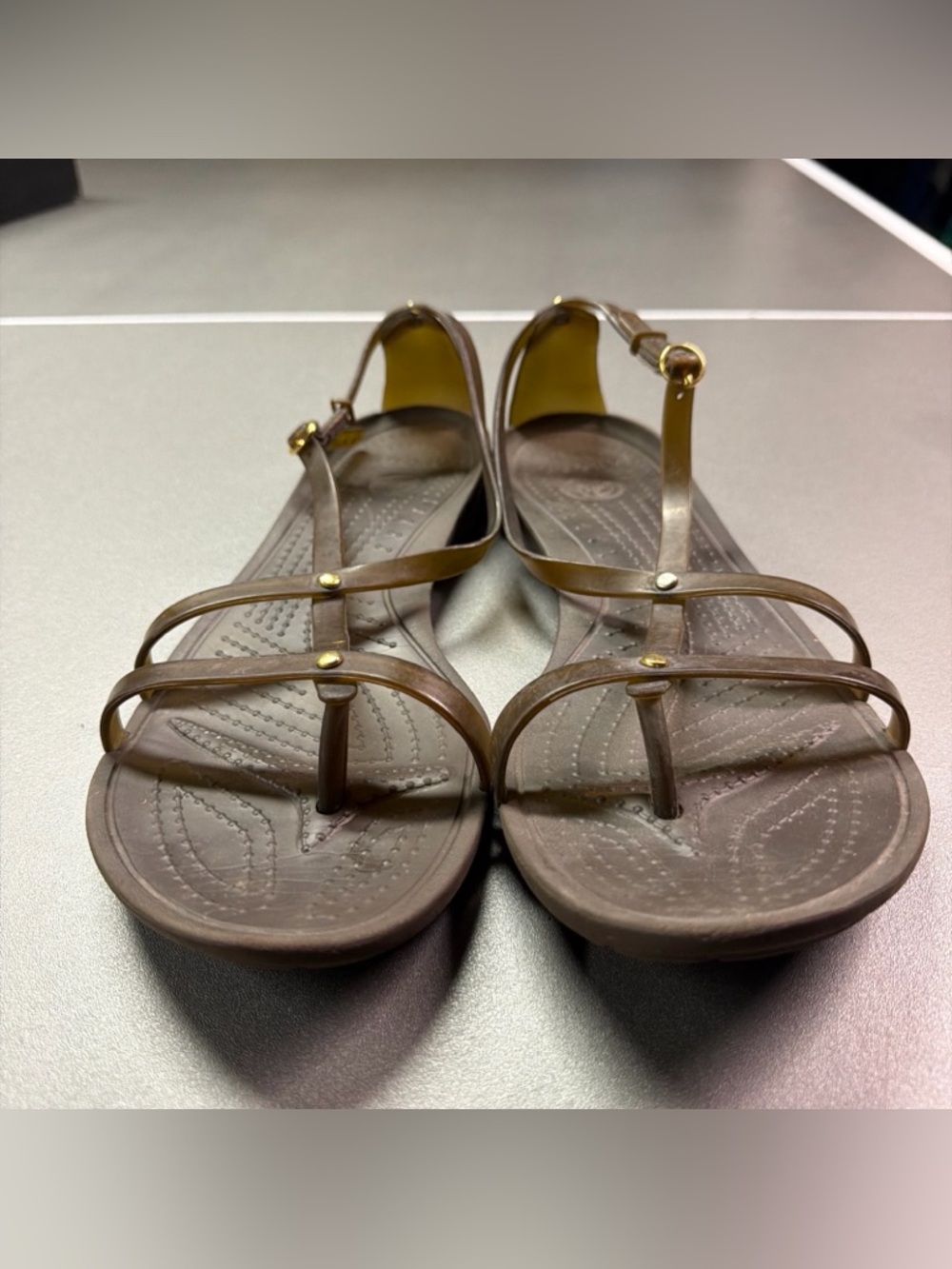 CROCS Women's Brown Slim-Strap Toe Loop Sandals - Picture 2 of 8